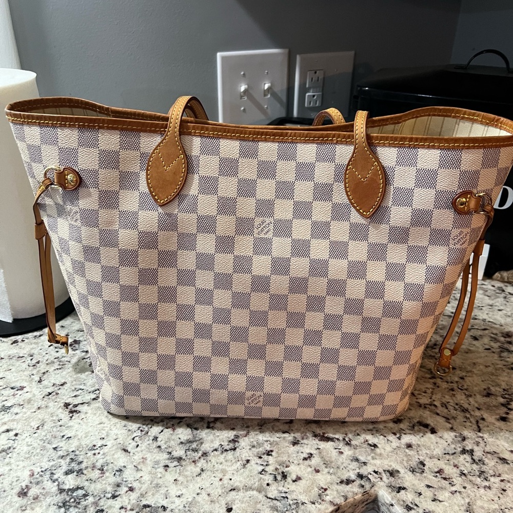 Louis Vuitton Never-full tote and pouch